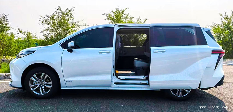 豐田塞納旅游包車